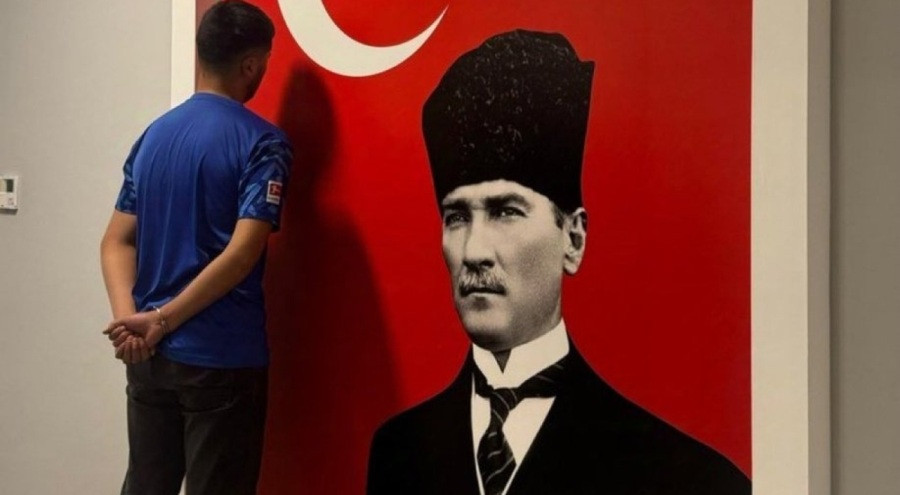 Atatürk'lü bayrak önünde saygı duruşu yaptırdılar