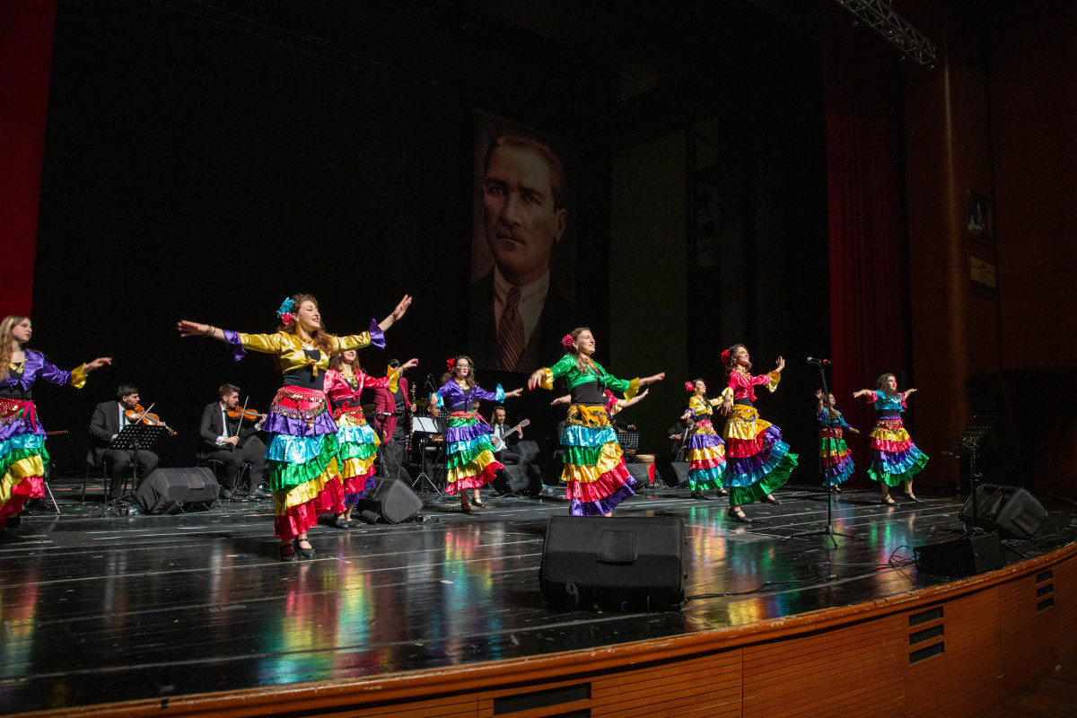 Çalgıcı Mektebi Roman Orkestrası’ndan muhteşem konser