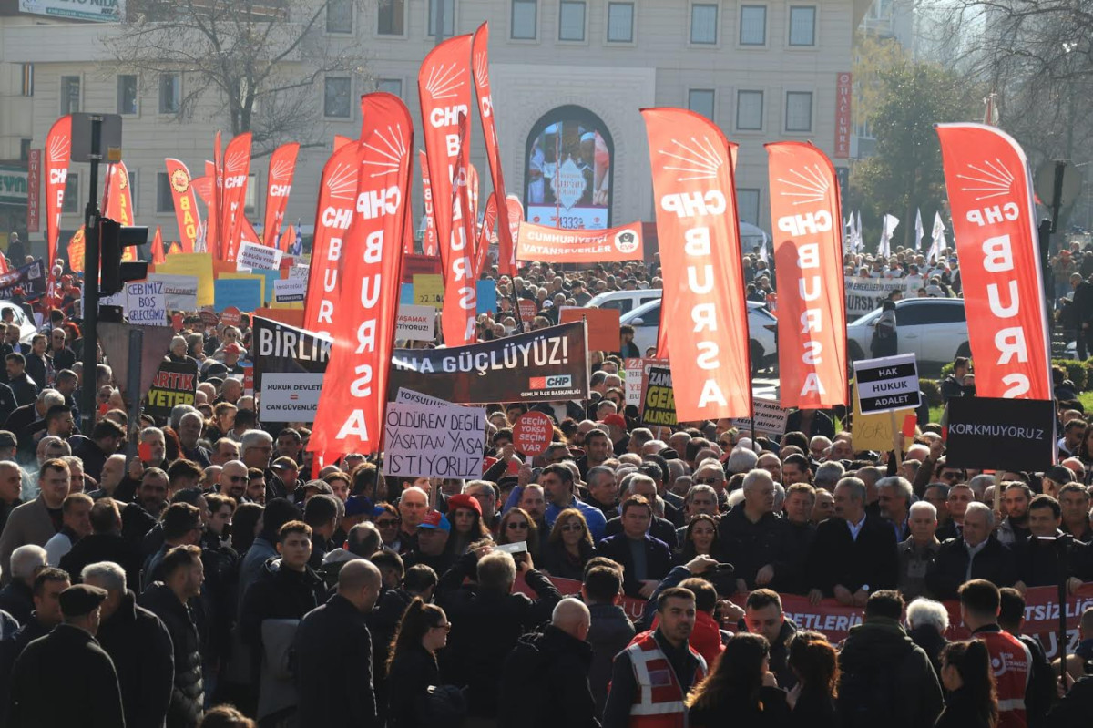 CHP BURSA VE BURSA HALK DAYANIŞMASI'NDAN GÖRKEMLİ MİTİNG: AÇLIĞA, YOKSULLUĞA, SEFALET ÜCRETLERİNE, ADALETSİZLİĞE HAYIR!