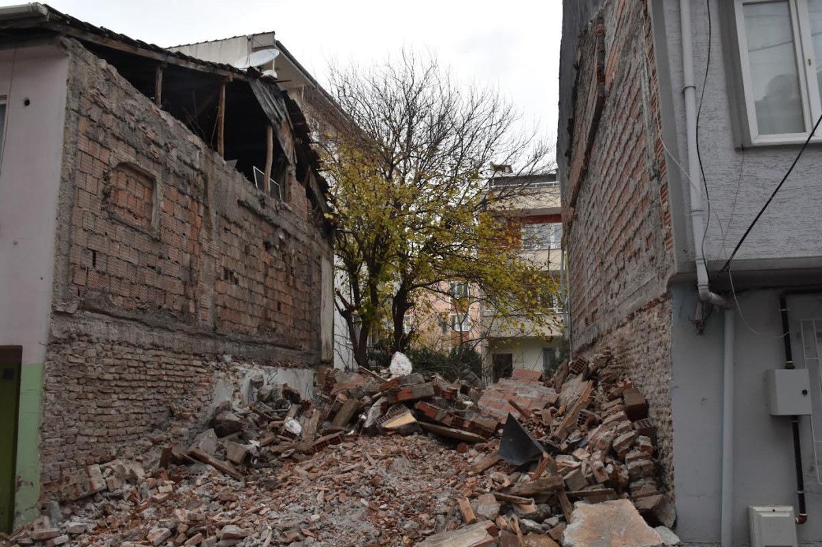 Gemlik Belediyesi metruk bina yıkımlarını sürdürüyor