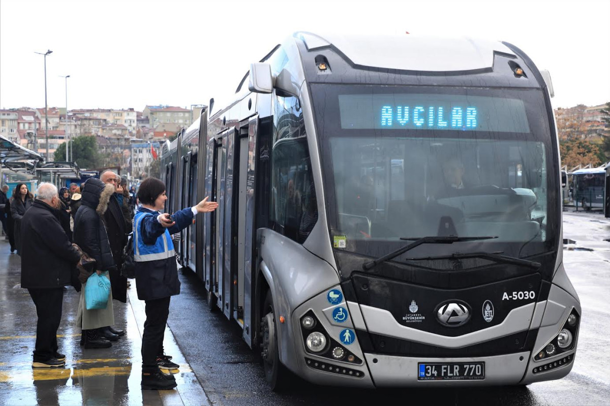 ilk kez bir kadın, metrobüs denetim amiri olarak göreve başladı.