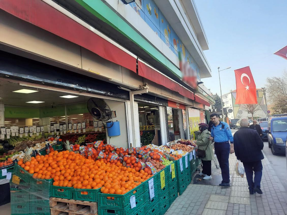 Kaldırım işgali yapan işyerlerine ceza yağdı