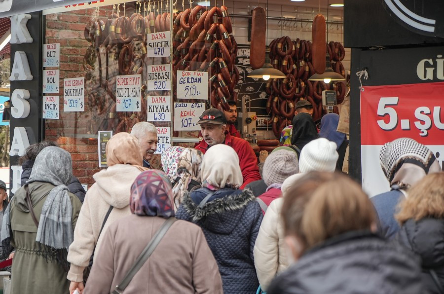 Bursa'da metrelerce ucuz et ve kıyma kuyruğu