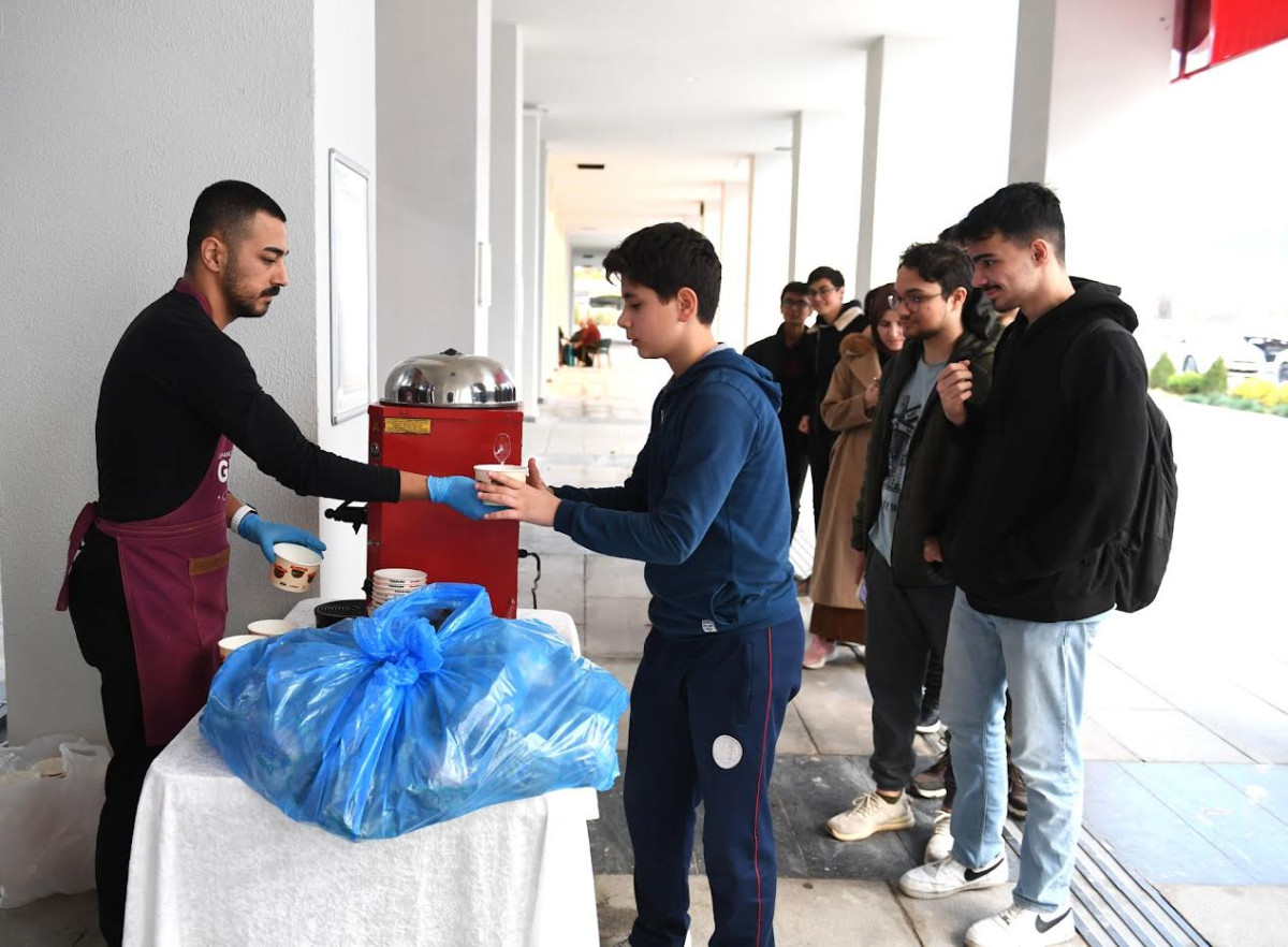 Osmangazi Belediyesi’nden ders çalışan öğrencilere ücretsiz çorba ikramı