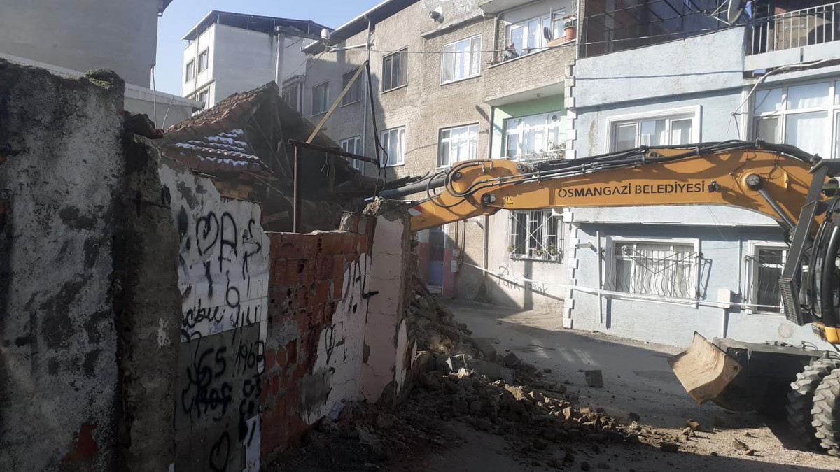 Vatandaşların can güvenliğini tehdit eden ve sosyal riskler oluşturan metruk binaların yıkılıyor